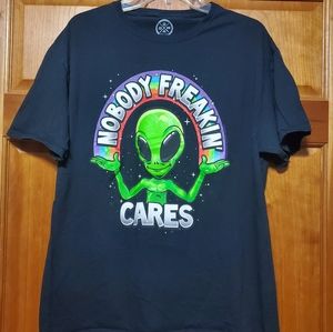 Nobody Freakin Cares L large Black short sleeve t-shirt Alien 👽 Rainbow 🌈